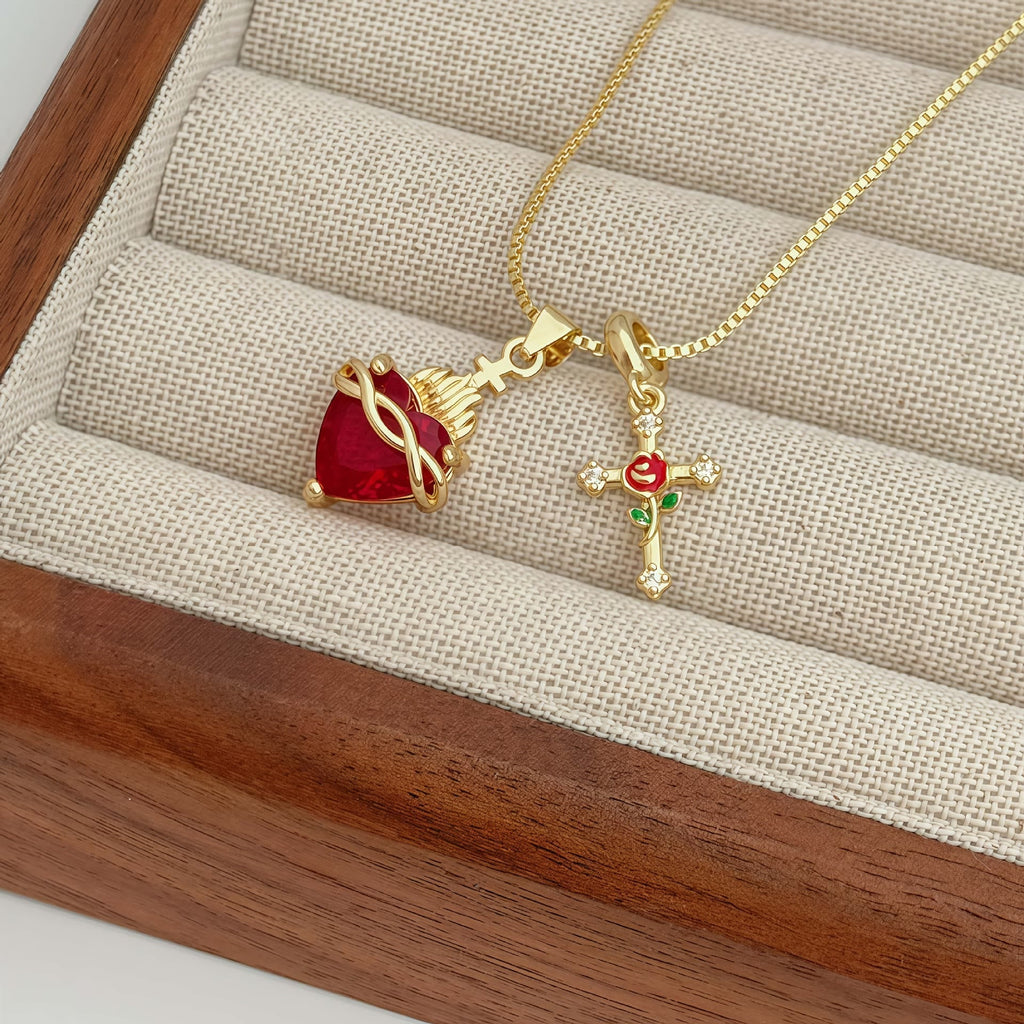 Collar con Dije de Cruz del Sagrado Corazón y Rosa: Amor Divino y Gracia Redentora