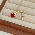 Collar con Dije de Cruz del Sagrado Corazón y Rosa: Amor Divino y Gracia Redentora