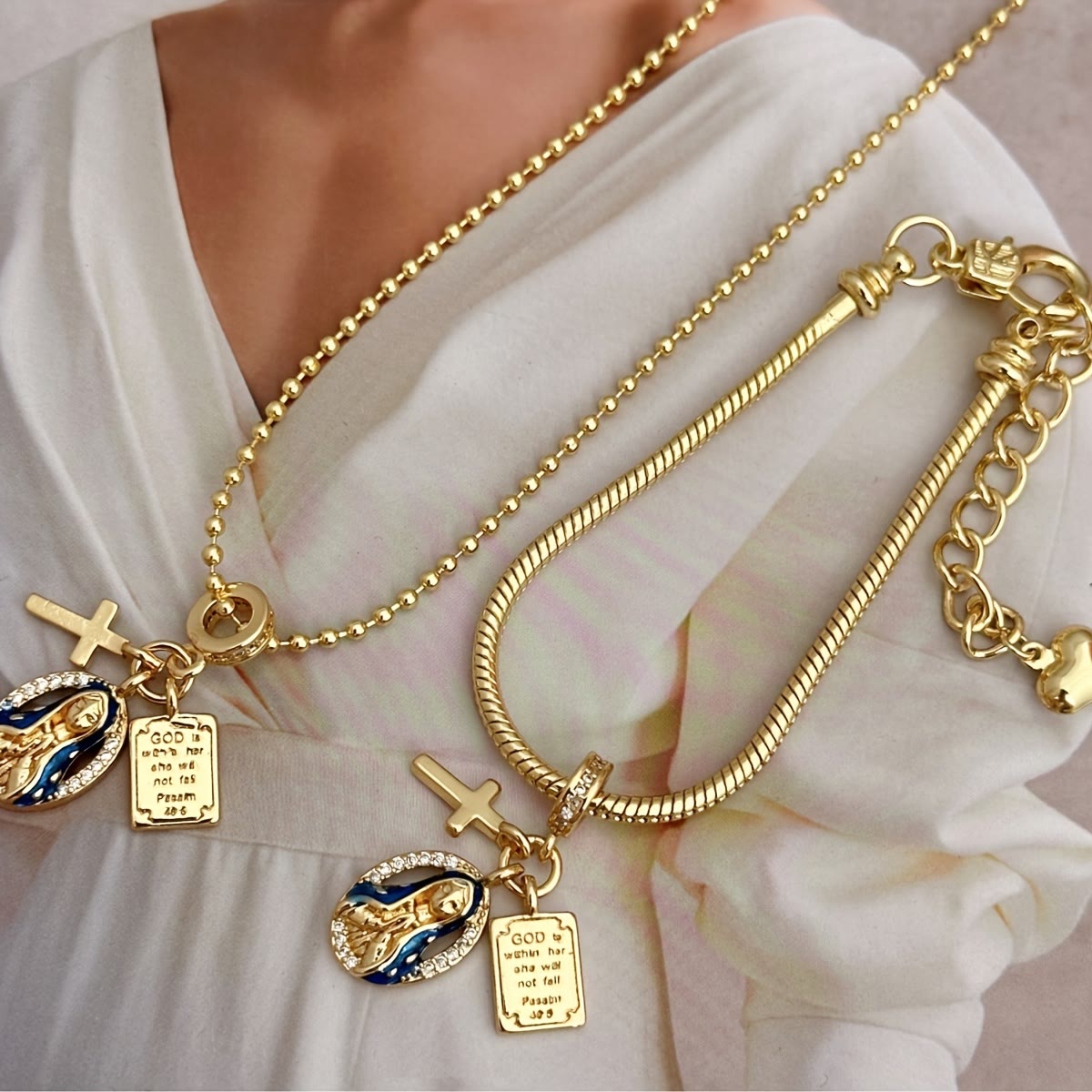 Set de Joyería con Dije de la Virgen de la Gracia: Símbolo de Devoción Eterna
