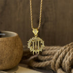 Collar de Cadena de Cordón con Corona de Espinas y Clavos: Símbolo del Sacrificio Redentor