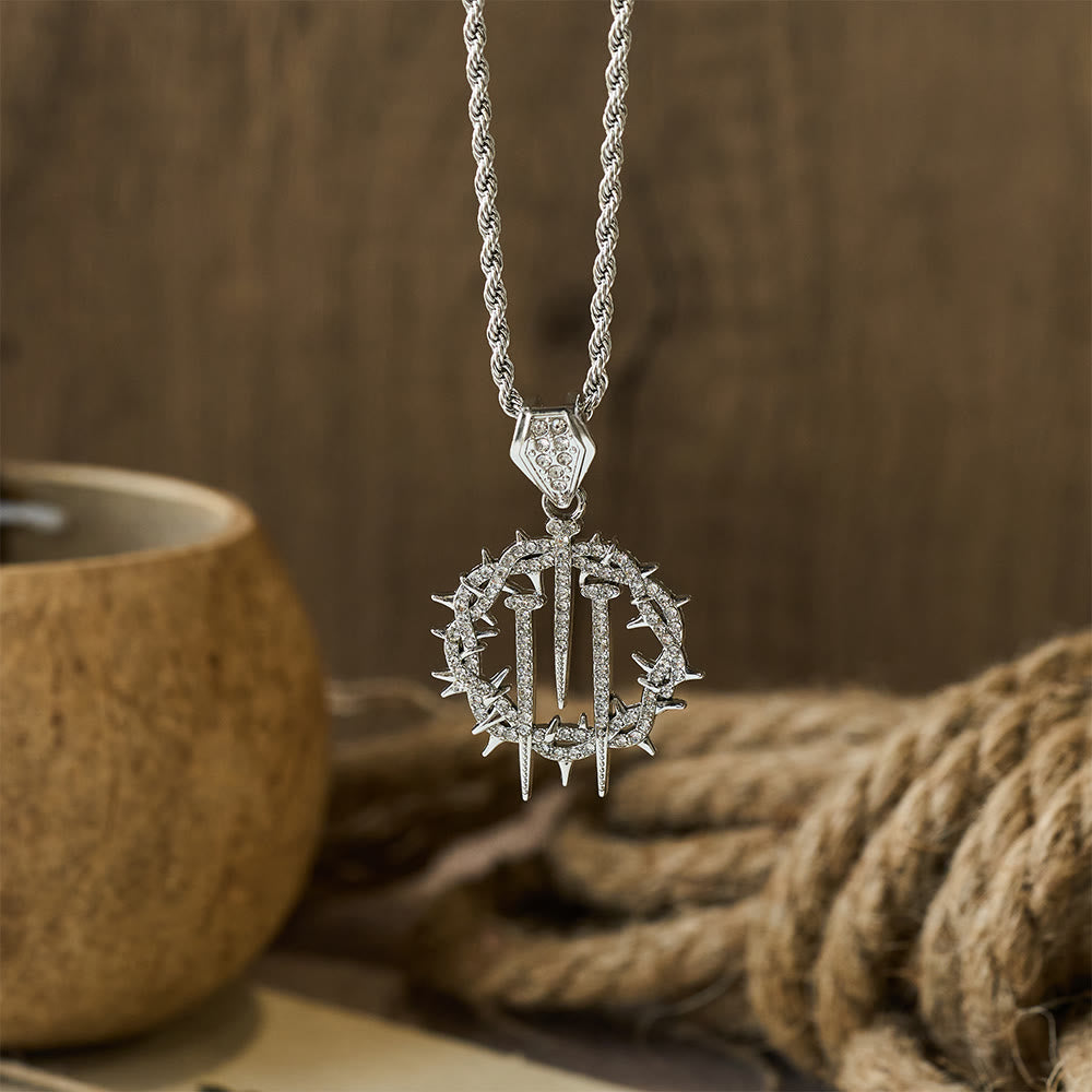 Collar de Cadena de Cordón con Corona de Espinas y Clavos: Símbolo del Sacrificio Redentor