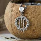 Collar de Cadena de Cordón con Corona de Espinas y Clavos: Símbolo del Sacrificio Redentor