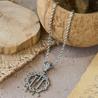Collar de Cadena de Cordón con Corona de Espinas y Clavos: Símbolo del Sacrificio Redentor