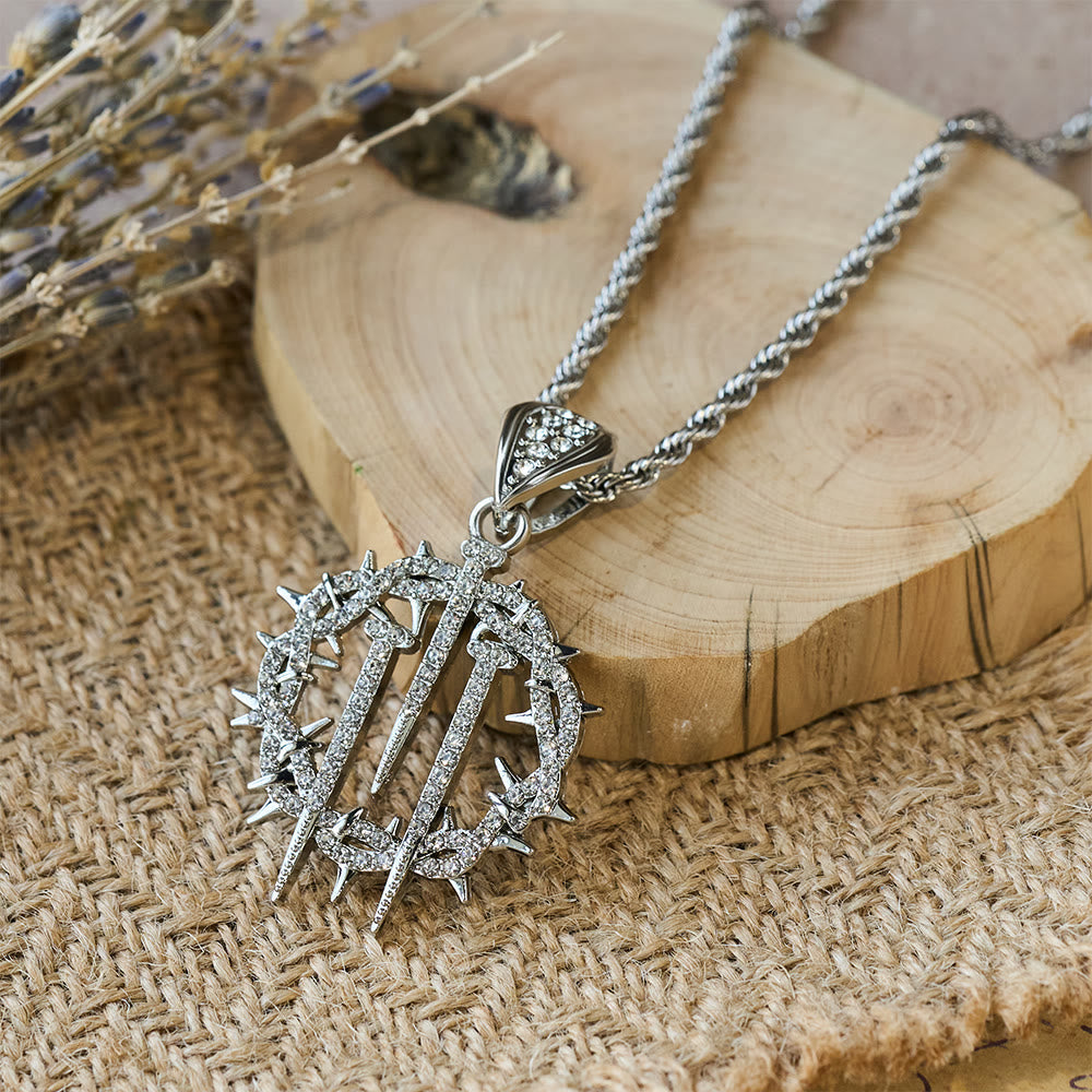 Collar de Cadena de Cordón con Corona de Espinas y Clavos: Símbolo del Sacrificio Redentor