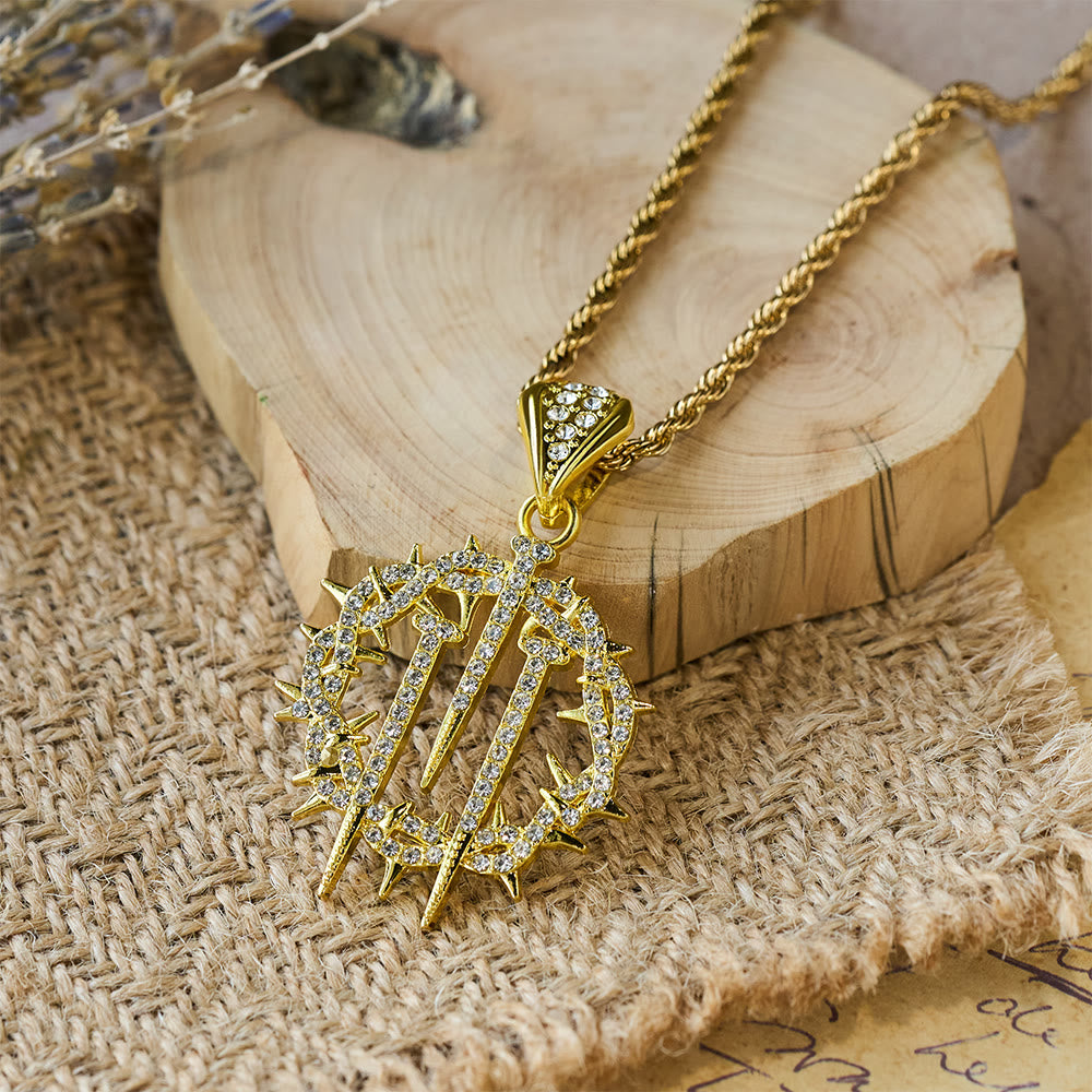 Collar de Cadena de Cordón con Corona de Espinas y Clavos: Símbolo del Sacrificio Redentor