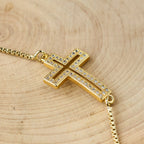 Pulsera de Cruz de Circonia en Dorado/Plata/Negro: Encarna la Gracia de la Cruz