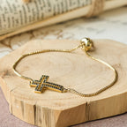 Pulsera de Cruz de Circonia en Dorado/Plata/Negro: Encarna la Gracia de la Cruz