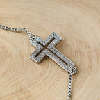 Pulsera de Cruz de Circonia en Dorado/Plata/Negro: Encarna la Gracia de la Cruz