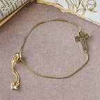 Pulsera de Cruz de Circonia en Dorado/Plata/Negro: Encarna la Gracia de la Cruz