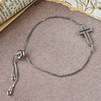 Pulsera de Cruz de Circonia en Dorado/Plata/Negro: Encarna la Gracia de la Cruz