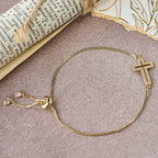 Pulsera de Cruz de Circonia en Dorado/Plata/Negro: Encarna la Gracia de la Cruz