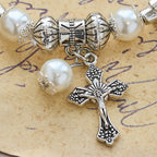 Pulsera de Cuentas con Detalle de Cruz de Plata: Encarna la Gracia de la Reflexión en Oración