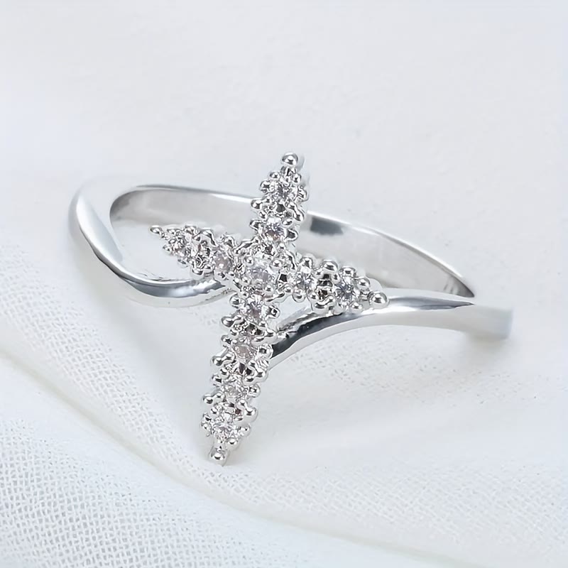 Anillo de Cruz con Circonitas Agrupadas: Encarna Su Gracia