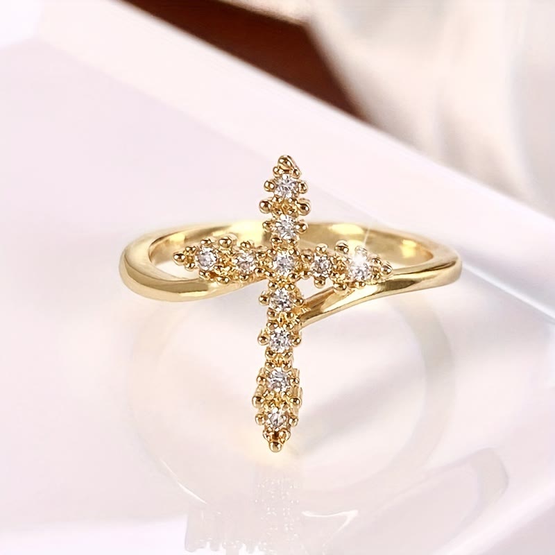 Anillo de Cruz con Circonitas Agrupadas: Encarna Su Gracia