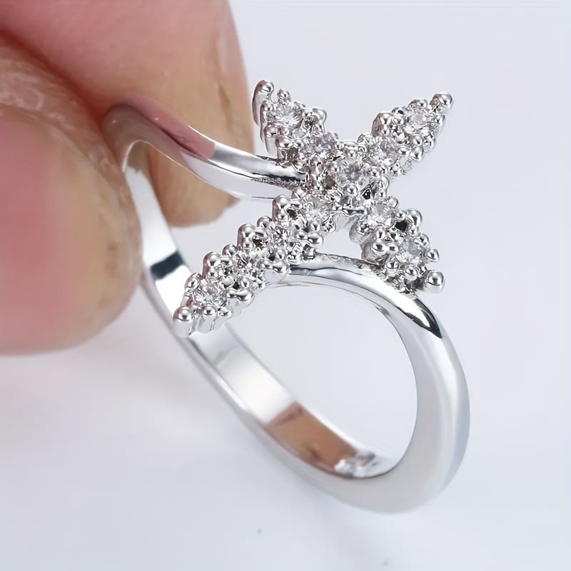 Anillo de Cruz con Circonitas Agrupadas: Encarna Su Gracia