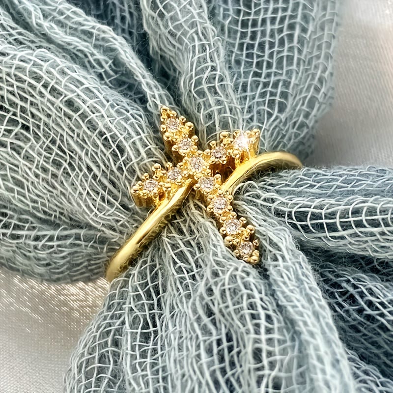 Anillo de Cruz con Circonitas Agrupadas: Encarna Su Gracia