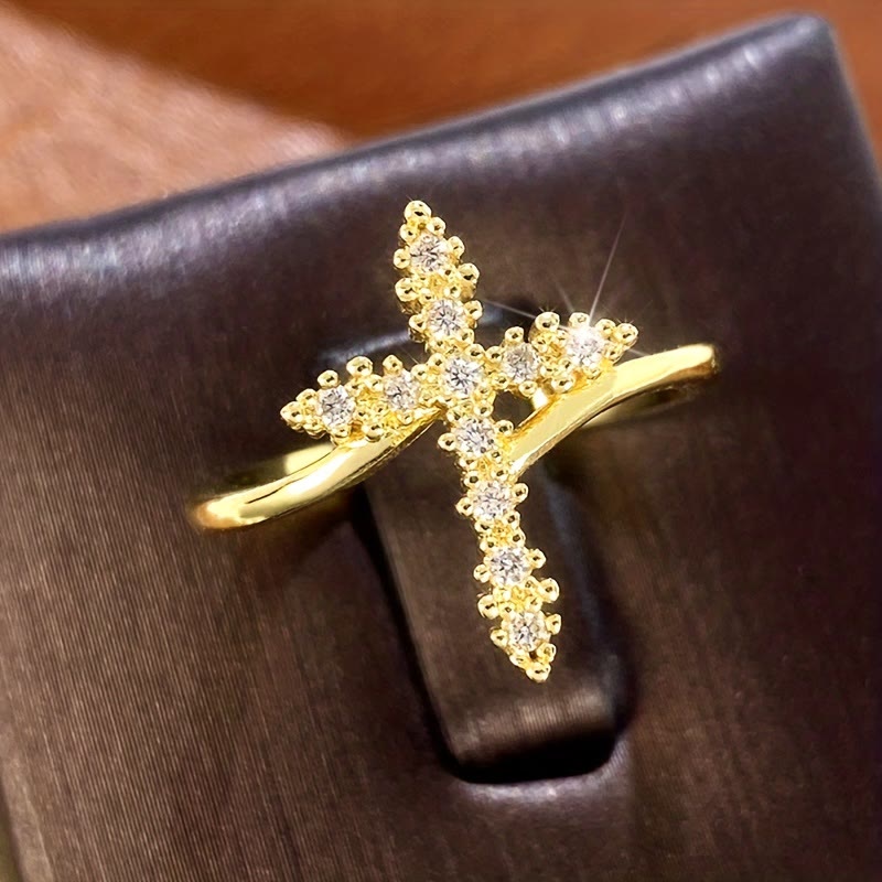 Anillo de Cruz con Circonitas Agrupadas: Encarna Su Gracia