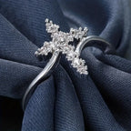 Anillo de Cruz con Circonitas Agrupadas: Encarna Su Gracia