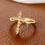 Anillo de Cruz con Circonitas Agrupadas: Encarna Su Gracia