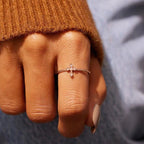 Anillo de Cruz con Circonias: Devoción Eterna en Oro, Plata y Oro Rosa