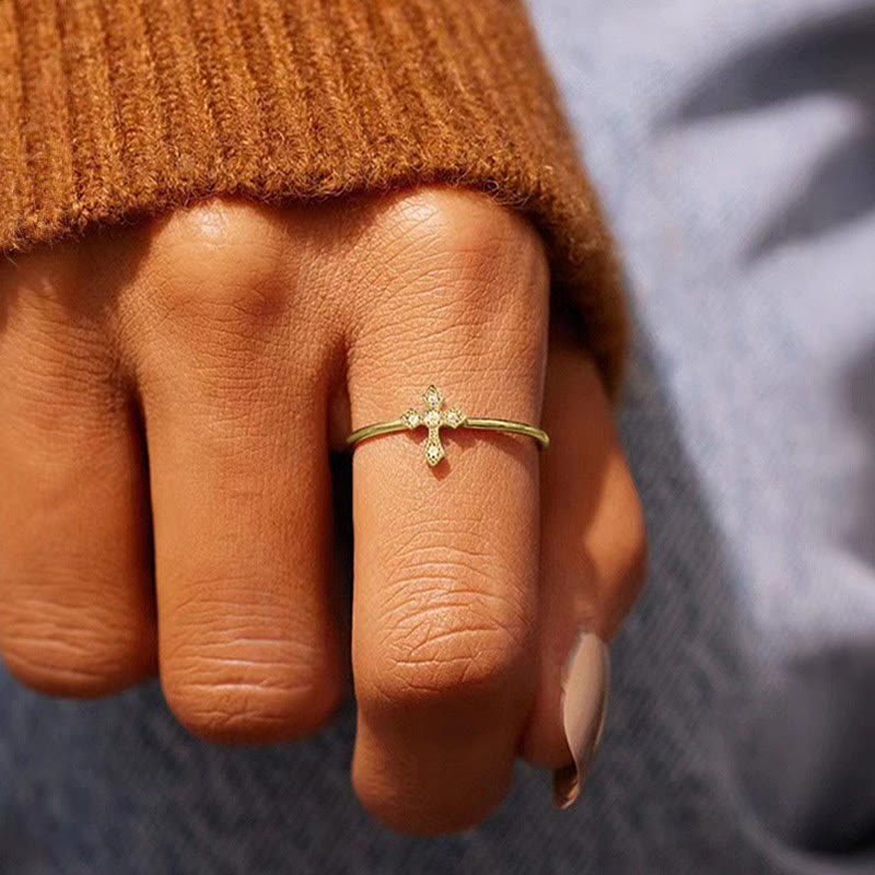 Anillo de Cruz con Circonias: Devoción Eterna en Oro, Plata y Oro Rosa