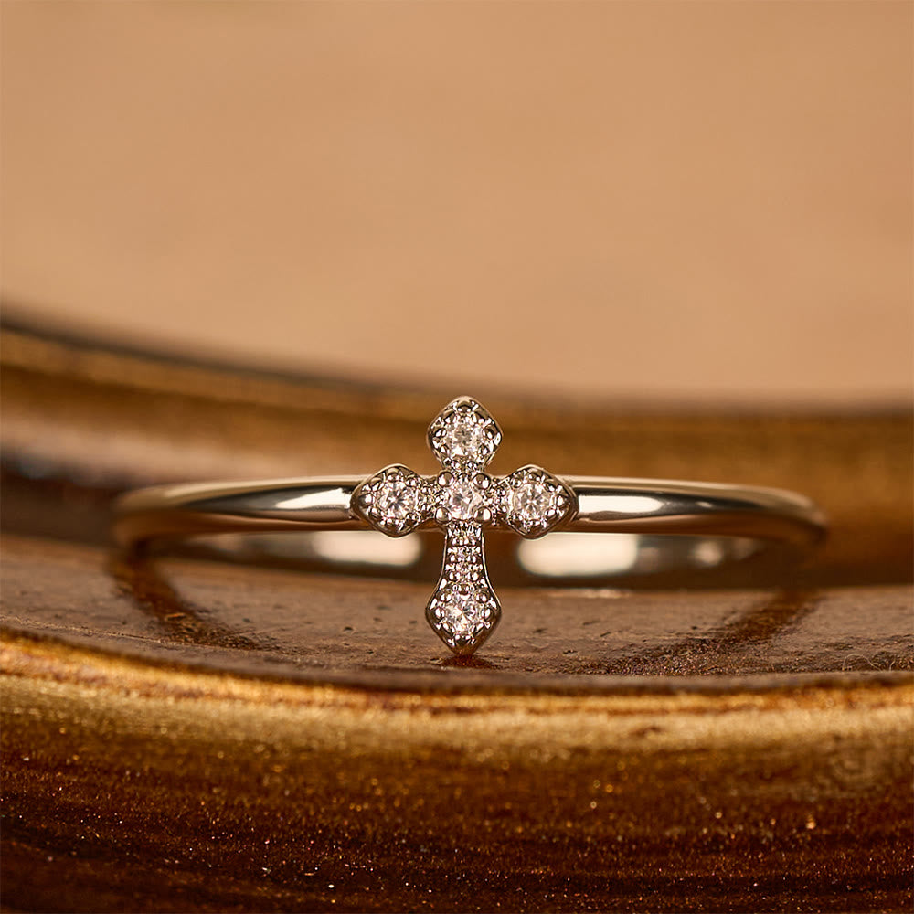Anillo de Cruz con Circonias: Devoción Eterna en Oro, Plata y Oro Rosa