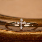 Anillo de Cruz con Circonias: Devoción Eterna en Oro, Plata y Oro Rosa