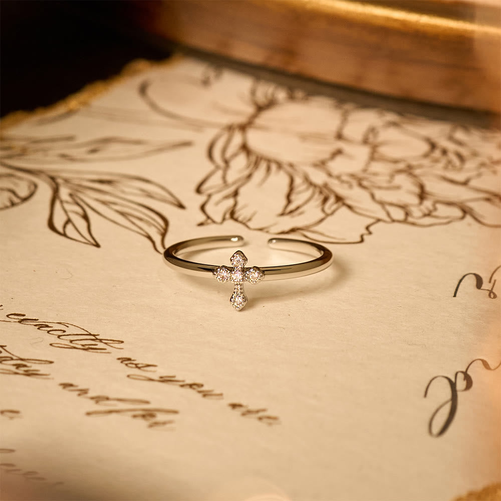 Anillo de Cruz con Circonias: Devoción Eterna en Oro, Plata y Oro Rosa