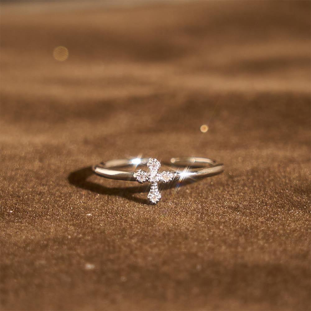 Anillo de Cruz con Circonias: Devoción Eterna en Oro, Plata y Oro Rosa
