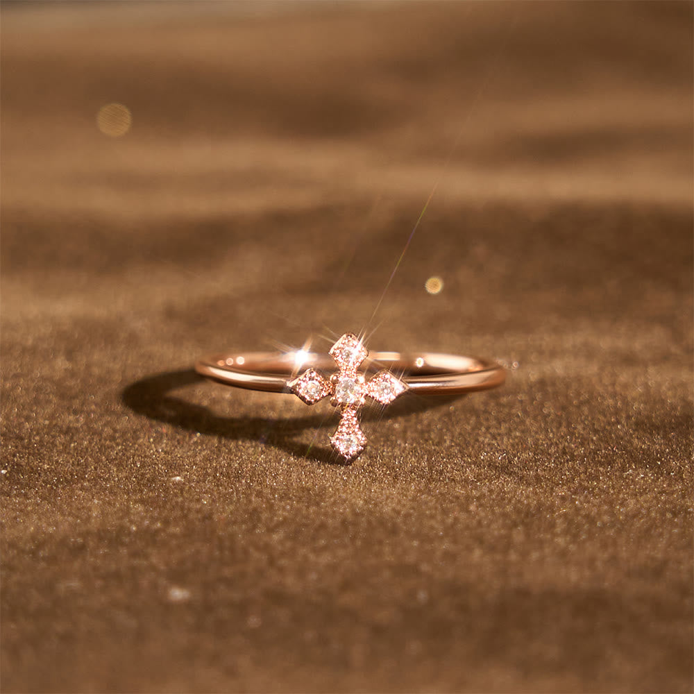 Anillo de Cruz con Circonias: Devoción Eterna en Oro, Plata y Oro Rosa