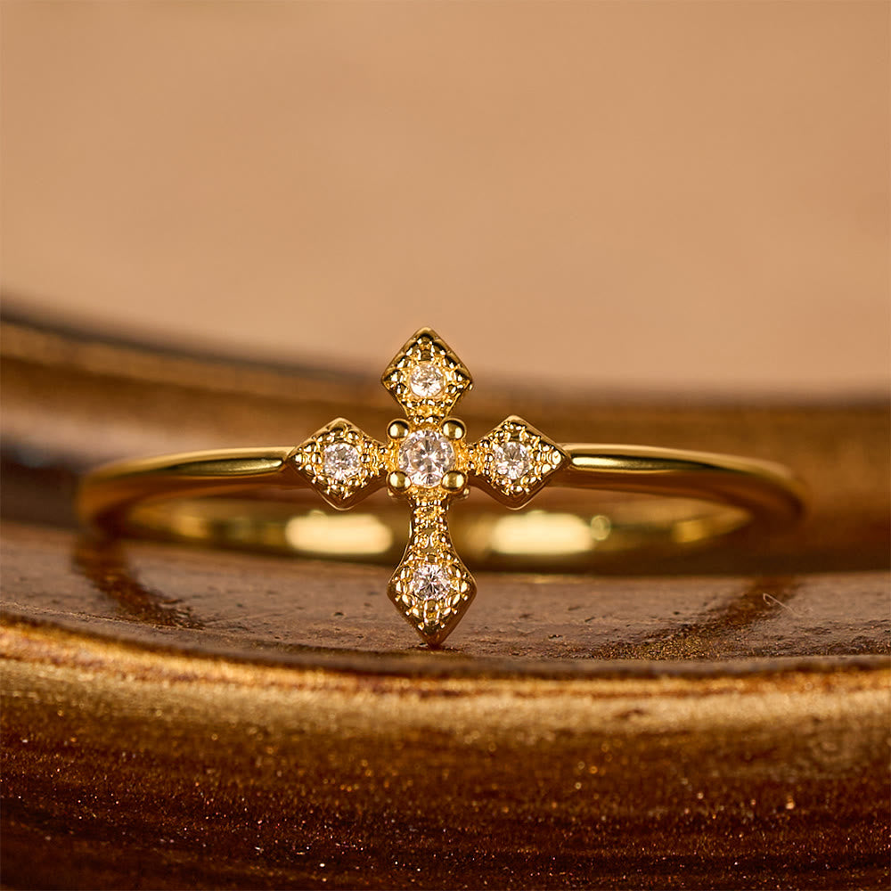 Anillo de Cruz con Circonias: Devoción Eterna en Oro, Plata y Oro Rosa