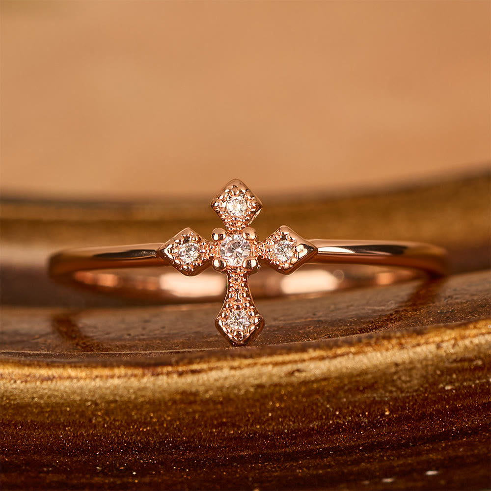 Anillo de Cruz con Circonias: Devoción Eterna en Oro, Plata y Oro Rosa