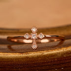 Anillo de Cruz con Circonias: Devoción Eterna en Oro, Plata y Oro Rosa