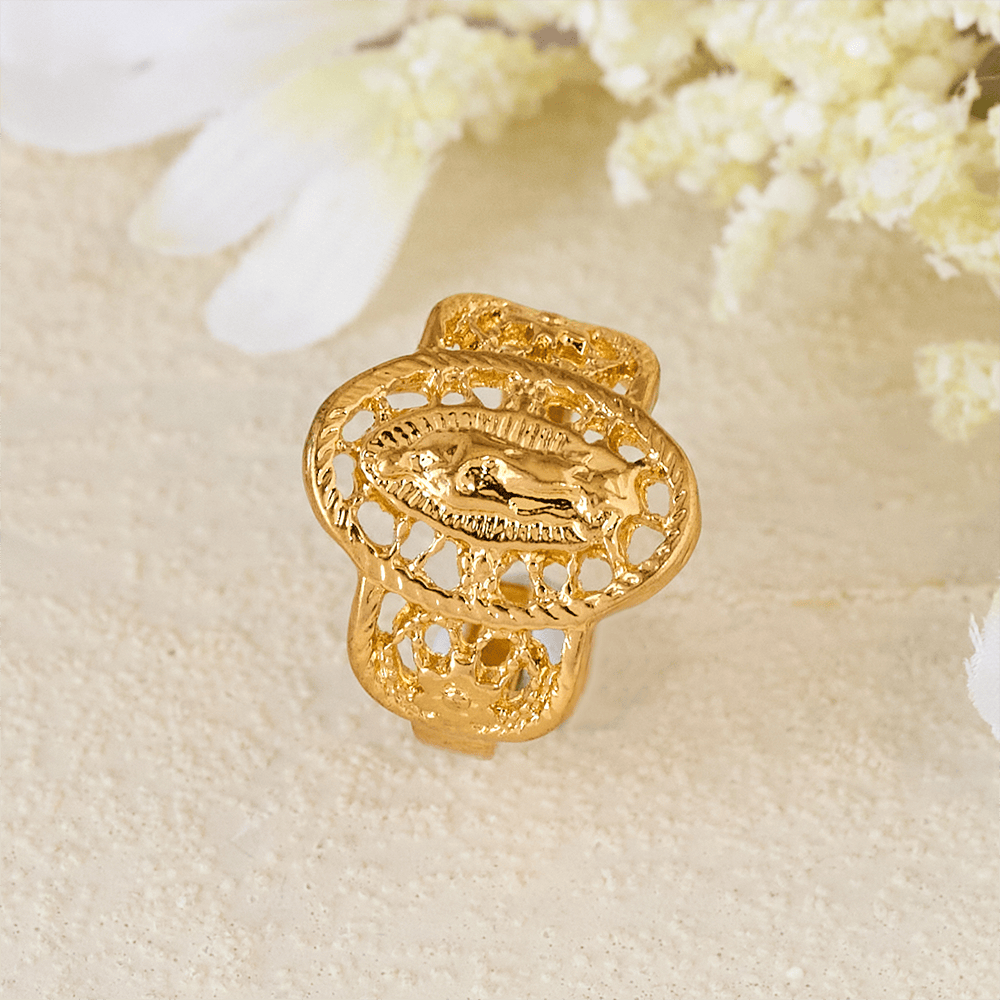 Anillo Calado Ornamentado de la Virgen: Tres Variaciones de Color para una Devoción Eterna
