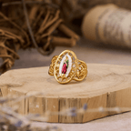 Anillo Calado Ornamentado de la Virgen: Tres Variaciones de Color para una Devoción Eterna
