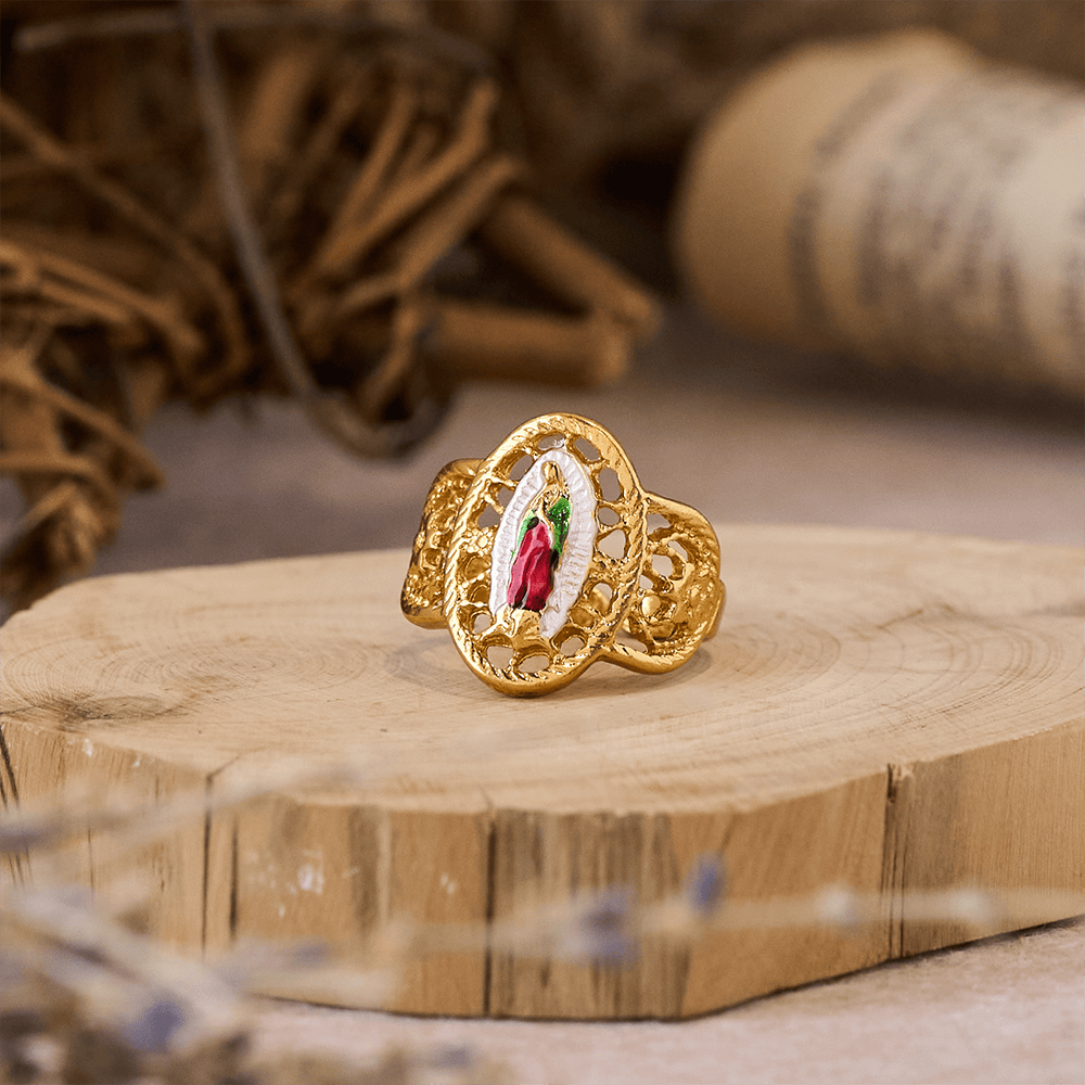 Anillo Calado Ornamentado de la Virgen: Tres Variaciones de Color para una Devoción Eterna