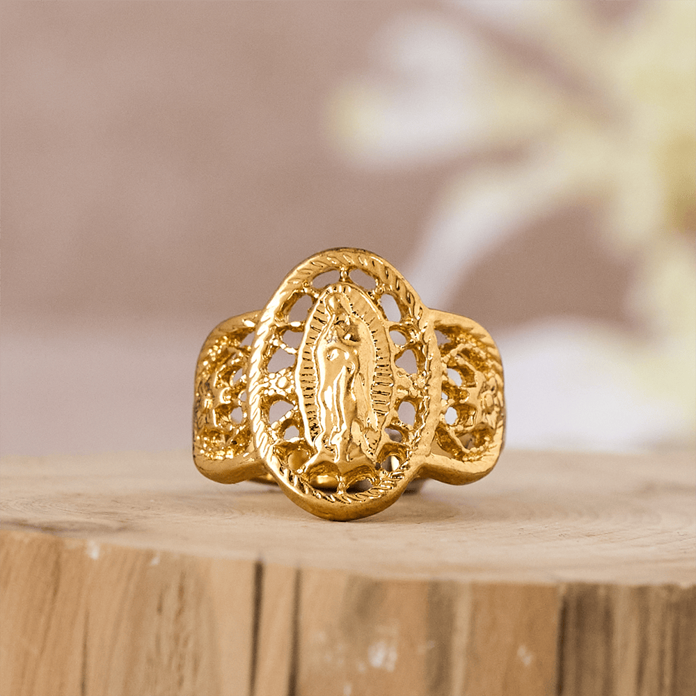 Anillo Calado Ornamentado de la Virgen: Tres Variaciones de Color para una Devoción Eterna