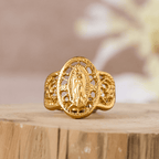 Anillo Calado Ornamentado de la Virgen: Tres Variaciones de Color para una Devoción Eterna