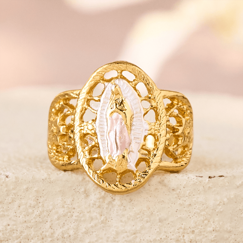 Anillo Calado Ornamentado de la Virgen: Tres Variaciones de Color para una Devoción Eterna