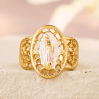 Anillo Calado Ornamentado de la Virgen: Tres Variaciones de Color para una Devoción Eterna