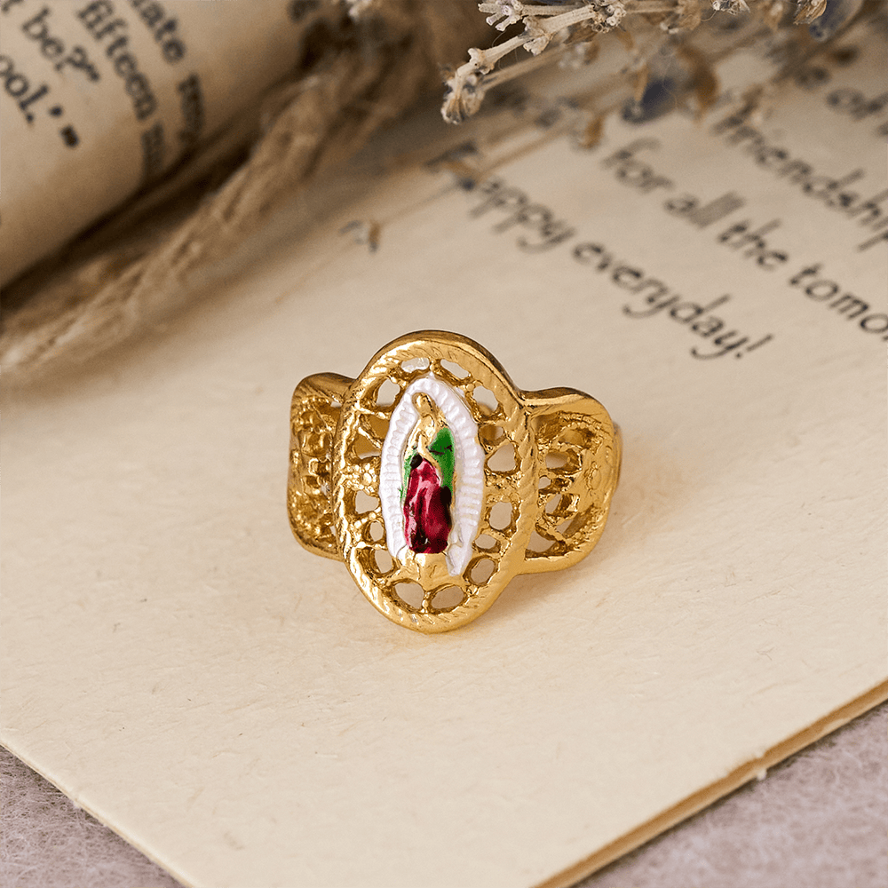 Anillo Calado Ornamentado de la Virgen: Tres Variaciones de Color para una Devoción Eterna