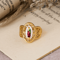 Anillo Calado Ornamentado de la Virgen: Tres Variaciones de Color para una Devoción Eterna