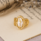 Anillo Calado Ornamentado de la Virgen: Tres Variaciones de Color para una Devoción Eterna
