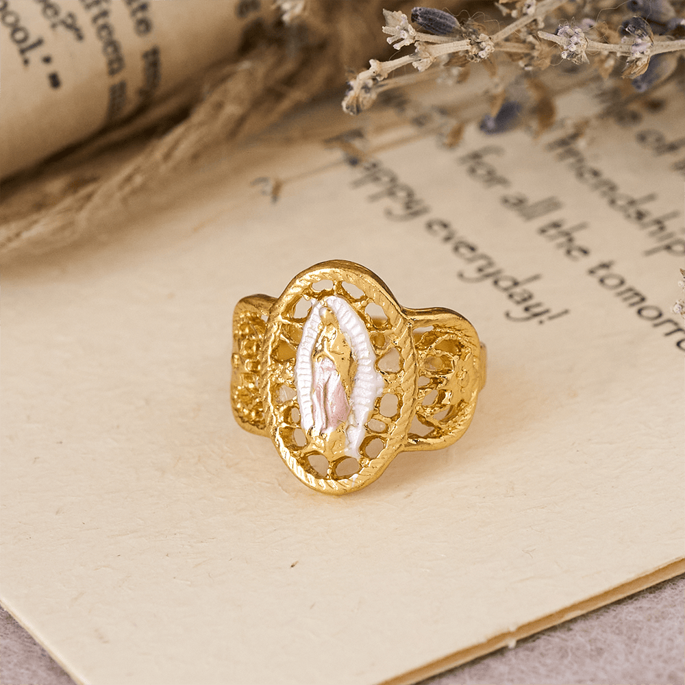 Anillo Calado Ornamentado de la Virgen: Tres Variaciones de Color para una Devoción Eterna