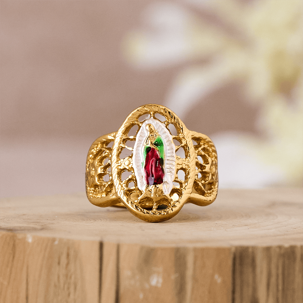 Anillo Calado Ornamentado de la Virgen: Tres Variaciones de Color para una Devoción Eterna