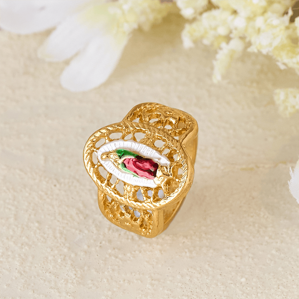 Anillo Calado Ornamentado de la Virgen: Tres Variaciones de Color para una Devoción Eterna