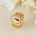 Anillo Calado Ornamentado de la Virgen: Tres Variaciones de Color para una Devoción Eterna