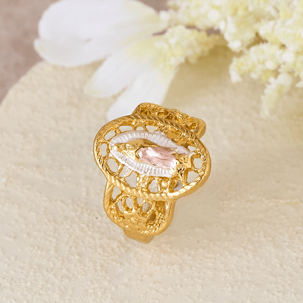 Anillo Calado Ornamentado de la Virgen: Tres Variaciones de Color para una Devoción Eterna