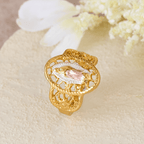 Anillo Calado Ornamentado de la Virgen: Tres Variaciones de Color para una Devoción Eterna