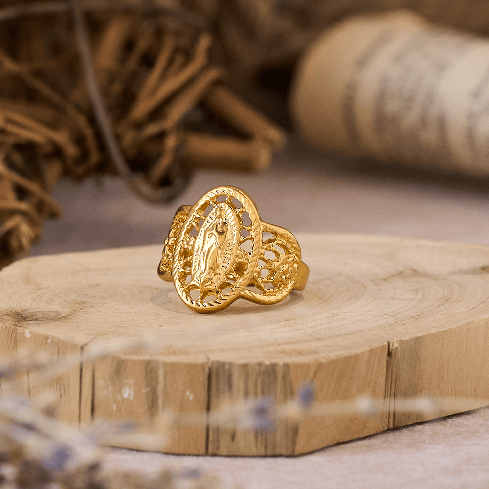 Anillo Calado Ornamentado de la Virgen: Tres Variaciones de Color para una Devoción Eterna